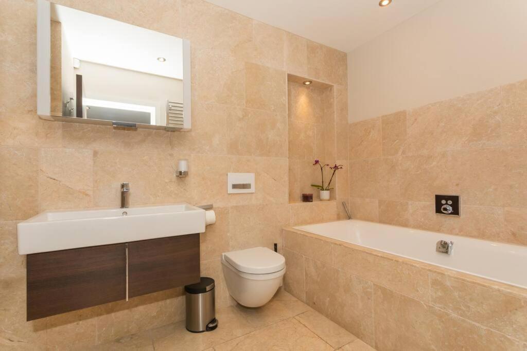 Stylish Penthouse Apartment With Hot Tub Μπαθ Εξωτερικό φωτογραφία