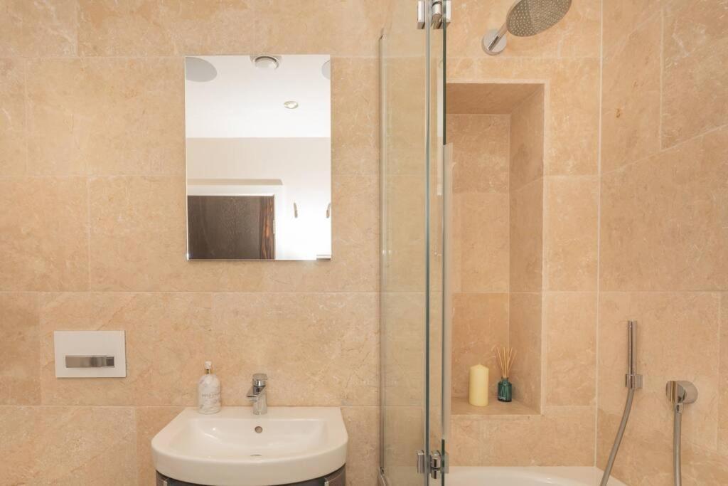 Stylish Penthouse Apartment With Hot Tub Μπαθ Εξωτερικό φωτογραφία