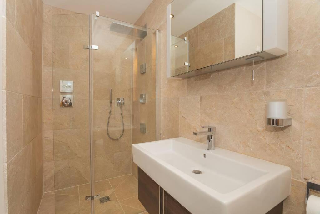 Stylish Penthouse Apartment With Hot Tub Μπαθ Εξωτερικό φωτογραφία