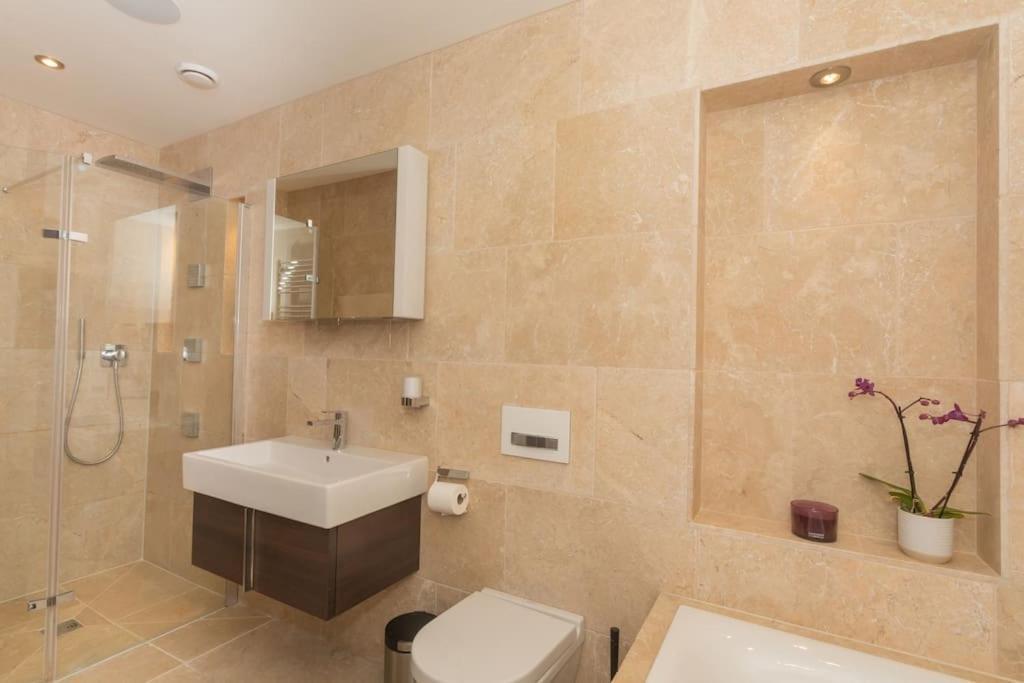 Stylish Penthouse Apartment With Hot Tub Μπαθ Εξωτερικό φωτογραφία