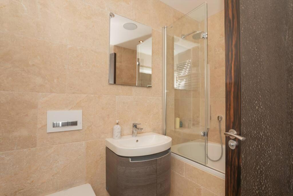 Stylish Penthouse Apartment With Hot Tub Μπαθ Εξωτερικό φωτογραφία